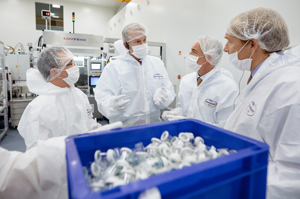 So sieht es aus, wenn das Röchling-Management den Reinraum besucht: Joachim Lehmann, Prof. Dr. Hanns-Peter Knaebel, Dr. Carl Peter Thürmel und Johannes Freiherr von Salmuth in Brensbach (von links, Foto: Röchling)