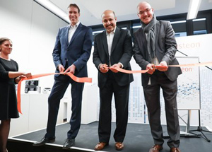 Visteon-CEO Sachin Lawande (Mitte) durchschnitt in Karlsruhe gemeinsam mit den Geschäftsführern Jens Tillner (l.) und Jochen Ladwig das traditionelle Band (Foto: Visteon)