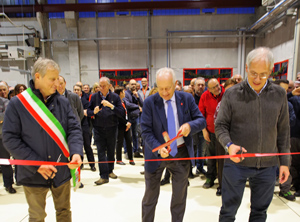 Marco Giudici, Bürgermeister von Caronno Pertusella, Marco Volpato, President der Cannon-Gruppe und Maurizio Cusinato, Geschäftsführer von Cannon Afros bei der Einweihung (von links, Foto: Cannon)