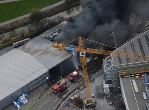 Ein Unterstand für Kunststoffpaletten brannte vollständig aus (Foto: Kantonspolizei St. Gallen)