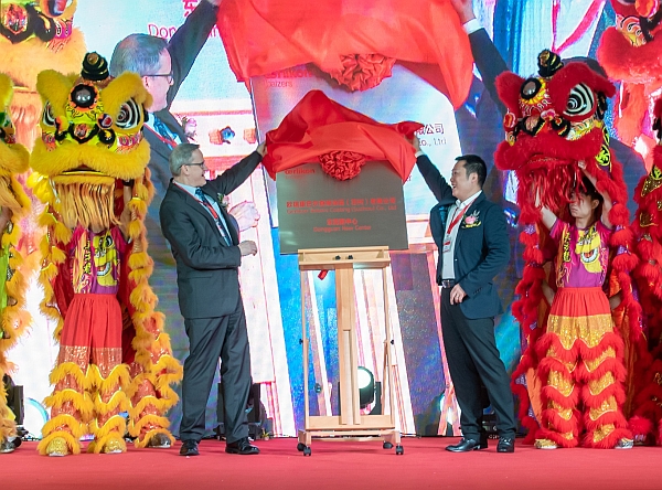 Marc Desrayaud (Chef von Oerlikon Balzers) und Ye Kunhong (Vertreter des Gouverneurs) enthüllen die traditionelle Einweihungstafel (Foto: Oerlikon Balzers)