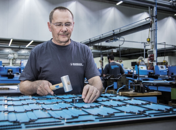 Ein Arbeiter an einer Stanzform (Foto: Marbach)