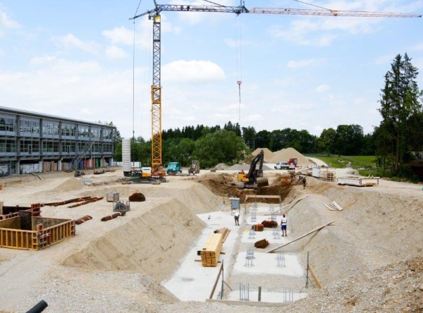 Baubeginn der dritten Produktionshalle (Foto: Auer Packaging)