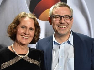 Die Geschäftsführer Susanne Schmees-Besgen und Patrick Poschen beim Erhalt des Deutschen Nachhaltigkeitspreises (Foto: Beoplast Besgen)