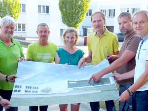 Geschäftsführerin Claudia Steininger und Geschäftsführer Thomas Brandeis präsentieren mit Mitarbeitern die Pläne für den Neubau (Foto: Asma)