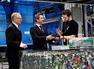 Prozesstechniker Mikkel Nielsen (rechts) führte dem dänischen Kronprinzen Frederik (Mitte) und Dansk Retursystem-Chairman Thomas Dalsgaard (links) das Anfahren der neuen  Recyclinganlage vor (Foto: Dansk Retursystem)