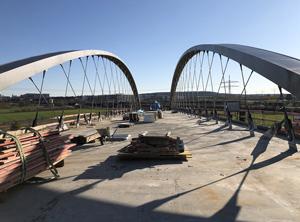 Die Betonfahrbahnplatte hängt an insgesamt 72 CL Solid-Kabel zwischen 1,4 und 10 m Länge (Foto: Carbo-Link)