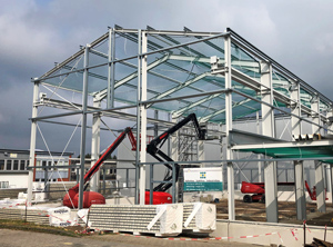 Eine 11 m hohe neue Halle schafft in Roetgen Platz für den Bau großer Maschinen (Foto: Hellweg)