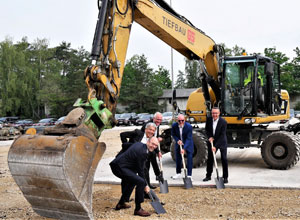 Spatenstich für den Bau der neuen Lagerhalle: Dr. Thorsten Thümen, Shoichi Ohira, Gerd Liebig, Robert Josephus und Martin Fischer (v.li.; Foto: Sumitomo Demag)