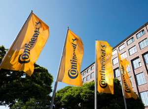 Fahnen vor der Konzernzentrale in Hannover (Foto: Continental)