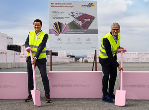 Spatenstich für die neue Lagerhalle in Purbach: Dr. Heimo Pascher, Technischer Geschäftsführer Austrotherm GmbH (li) und Klaus Haberfellner, Geschäftsführer der Austrotherm-Gruppe (Foto: Austrotherm)