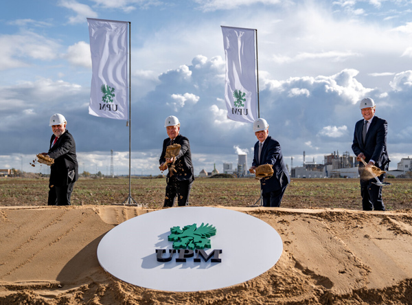 Spatenstich Anfang Oktober in Leuna: Dr. Michael Duetsch (UPM Biochemicals), Dr. Reiner Haseloff (Ministerpräsident Sachsen-Anhalt), Jyrki Ovaska (Executive Vice President Technology UPM) und Sachsen-Anhalts Wirtschaftsminister Prof. Dr. Armin Willingmann (Foto: UPM/Florian Schönfeld)
