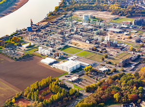 Luftbildaufnahme des Evonik-Standorts in Lülsdorf bei Köln (Foto: Evonik)