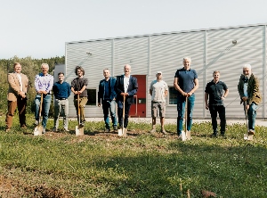 Spatenstich im September 2020: Das Team der Firma Fuso und Vertreter der beteiligten Unternehmen (Foto: Fuso)