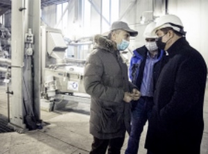 Dmitry Datsina (li.), CEO von EP Europlast, beim Besuch der Fertigung in Senezh (Foto: Europlast)
