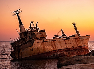 Ein bisschen Farbe auf den Rumpf, dann schwimmt das wieder: ein fast neues Frachtschiff (Foto: Pexels, Katalin RHorvát)