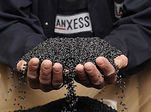 Mit vollen Händen zukaufen: Lanxess will sich das PA-Geschäft von DSM nicht durch die Finger rinnen lassen (Foto: Lanxess)