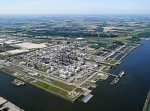 Offenbar Probleme mit dem C2/C3-Cracker: die Shell-Anlage in Moerdijk (Foto: Shell)