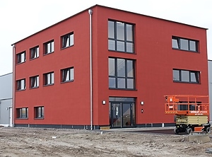 Mittlerweile schon bezogen: Das neue Bürogebäude (Foto: Ecocool)