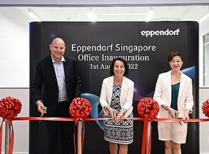 Offizielle Eröffnung: Dr. Thomas Keller (Senior Vice President Market Region Asia/Pacific/Africa, Eppendorf), Eva van Pelt, Co-Vorstandsvorsitzende der Eppendorf SE, und Lina Tao, Vice President Bioprocess Sales & Service, Eppendorf, v.li.; Foto: Eppendorf)