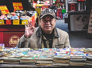 Diesem chinesischen Groschenheftchenverkäufer dürfte mittlerweile das Lächeln eingefroren sein: In Tianjin herrscht Lockdown (Foto: Pexels, Pixabay)