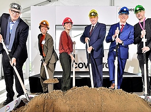 Men and Women at work: Glückliche Gesichter beim Spatenstich für die neue Anilinfabrik in Antwerpen (Foto: Covestro)