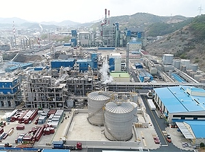 Die Bauarbeiten laufen: Im September soll die Anlage in Yeosu fertig sein (Foto: Mitsui)