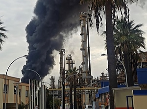 Eine dicke Rauchwolke war das äußere Anzeichen des Brandes bei Indorama (Foto: Stadtverwaltung San Roque)