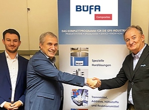 Den Deal eingetütet: Eike Siegert (li.) mit dem Chef von Büfa Composites Systems Lothar Kempf (Mitte) und Thomas Mayer von JSK (Foto: Büfa)