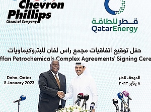 Händeschütteln in Doha: Energieminister und EO von QatarEnergy Saad Sherida Al-Kaabi (rechts) und Bruce Chinn als Chef von Chevron Phillips Chemical unterzeichneten die Gründungsverträge (Foto: QatarEnergy/Chevron Phillips)