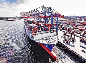 Bild ohne Zukunft? Ein Cosco-Schiff im Containerterminal Tollerort (Foto: HHLA, Thies Rätzke)