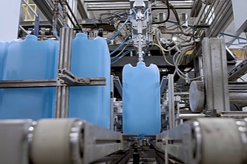 Blasformen von Kunststoffkanistern bei Greif in den USA (Foto: Greif)