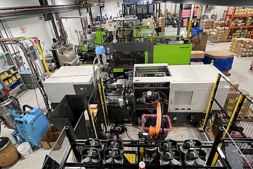 Ein Blick in das Innere: Maschinen des kanadischen Spritzgießbetriebs (Foto: Innotech Precision)