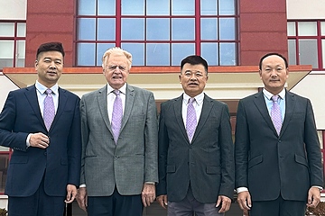 Leiten die Geschicke der China-Aktivitäten: Konzernchef Dr. Werner Wittmann (2.v.l.) mit dem scheidenden China-Geschäftsführer Jonathan Ching (2.v..r.) und dessen Nachfolgern Kevin Wang (li.) und Terry Liu (Foto: Wittmann)