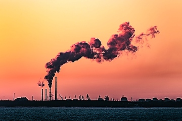Wider den Trend: Die Produktion der chemischen Industrie ist zuletzt gewachsen (Foto: Pexels, Marek Piwnicki)