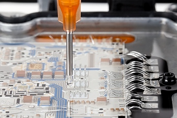 An dem neuen Produktionsstandort werden künftig auch raumtemperaturvernetzende Silikone zum Schutz empfindlicher Elektronikbauteile hergestellt (Foto: Wacker)

