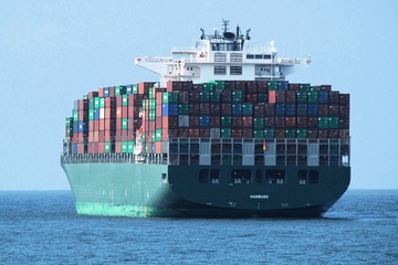 Randvoll, aber die Wasserlinie noch nicht erreicht: Das Containerschiff „Hamburg“ nimmt Kurs auf den Welthandel (Foto: PantherMedia, Bootlegger)