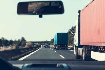 Hier ist noch Platz für ein paar Brummis: Lkw-Verkehr auf der Bundesautobahn (Foto: Pexels, Markus Spiske)