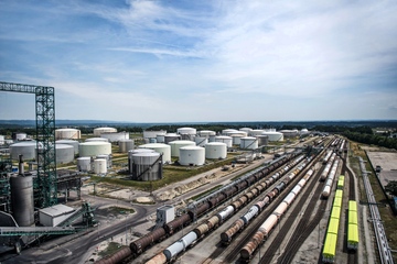 Auch die Petrochemie braucht zugweise Tankwagen: OMV-Raffinerie in Burghausen (Foto: Deutsche Bahn, Max Lautenschläger)