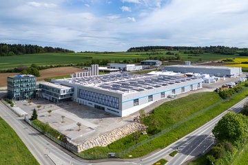 Schick: die neue Produktionshalle für Mehrwergbehälter in Haiterbach (Foto: Infinex)
