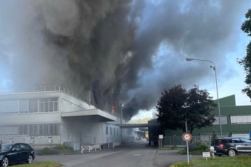 Dicke Rauchschwaden über dem Gelände von MCAM Composites in Lenzburg, Schweiz (Foto: Kantonspolizei Aargau)