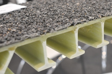 Unter anderem für Composites-Bodenplatten an Brücken werden Epoxidharze eingesetzt (Foto: KI)
