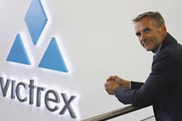 Der Chef vor dem Logo seines Unternehmens: Jakob Sigurdsson (Foto: Victrex)