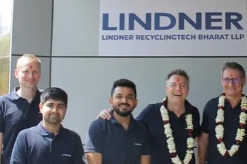 Freuen sich über den neuen Standort: Firmenchef Manuel Lindner (r.) mit Chirag Verma (2.v.l.) und anderen Mitarbeitern (Foto: Lindner-Recyclingtech)