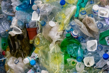 In der neuen Anlage sollen Kunststoffabfälle chemisch recycelt werden (Foto: Pexels / Magda Ehlers)