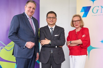 Der Deal steht: Kai Beckmann (Vorstandsmitglied bei Merck und CEO Electronics); Ertian Su (Chairman & CEO GNMI) und Belén Garijo, CEO bei Merck (v.li.; Foto: Merck)
