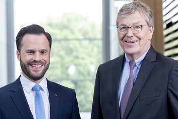 Kommen und gehen: der scheidende Geschäftsführer Erhard Wienkamp (rechts) und sein Nachfolger Marius Berlemann (Foto: Messe Düsseldorf; Andreas Wiese)