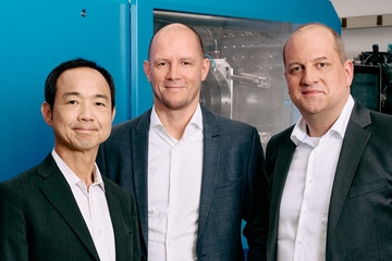 Drei sind nicht einer zu viel: Takaaki Kaneko (COO), Anatol Sattel (CSO) und Christian Maget (CEO; v.li.; Foto: Sumitomo Demag)