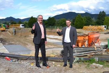 Beim Beginn der Bauarbeiten in Bühl: Vorstand Andreas Schettler (li.,) und der kaufmännische Leiter Andreas Kempel (Foto: Bada)