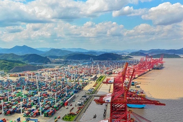 Für den weltweiten Container-Verkehr von großer Bedeutung: Das Terminal im Hafen von Ningbo (Foto: Ningbo Zhoushan Port Group)